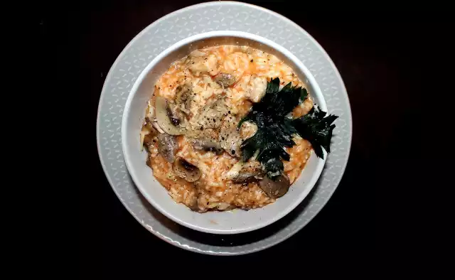 Szybkie risotto z sosem pomidorowym, kurczakiem i pieczarkami! Zobaczcie przepis.