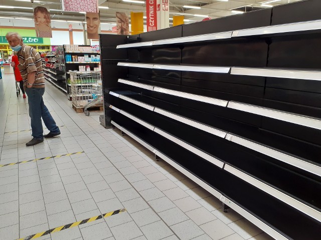 To już ostatnie dni działania sklepu Auchan w Mysłowicach. Możemy kupić tutaj ostatnie produkty. Sklep praktycznie świeci pustkami.Zobacz kolejne zdjęcia. Przesuń zdjęcia w prawo - wciśnij strzałkę lub przycisk NASTĘPNE