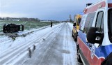 Uwaga kierowcy, na drogach jest niebezpiecznie! W powiecie zduńskowolskim doszło do wypadku. Dwie osoby trafiły do szpitala ZDJĘCIA