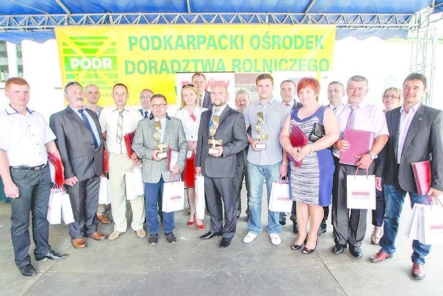 Pamiątkowe zdjęcie najlepszych podkarpackich rolników - laureatów  konkursu Rolnik Roku 2014 z, organizatorami, partnerami i sponsorami konkursu.