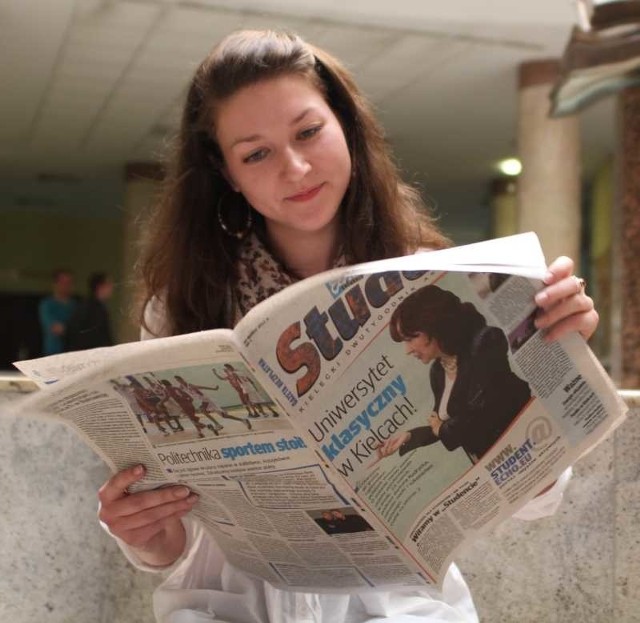 Anna Nowak, studentka budownictwa na Politechnice Świętokrzyskiej czyta pierwszy numer &#8222;Studenta&#8221;.