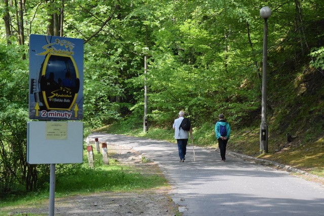 Aby dotrzeć do tego miejsca, należy przejść 1,5-kilometrowy odcinek zniszczonej drogi z wąskim chodnikiem. Przebudowa drogi ułatwi spacery i poprawi bezpieczeństwo w kierunku kolejki