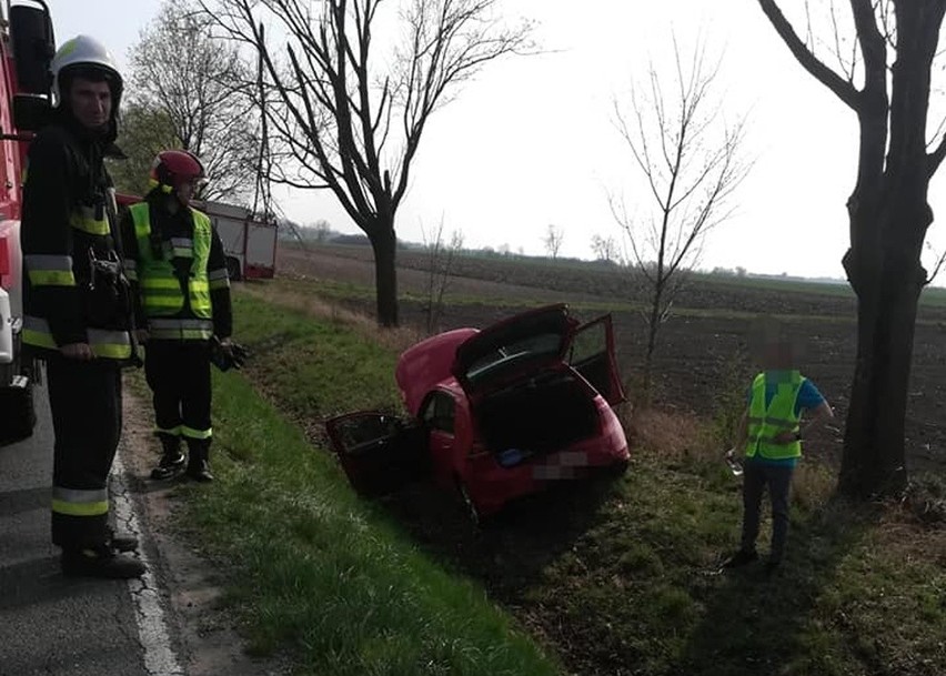 Wypadek pod Wrocławiem, samochód w rowie (ZDJĘCIA)