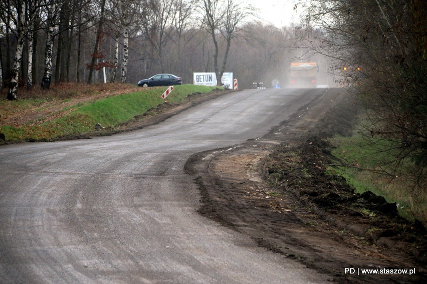 Trwa kolejny etap remontu drogi wojewódzkiej numer 757 na odcinku Staszów - Grzybów (ZDJĘCIA)