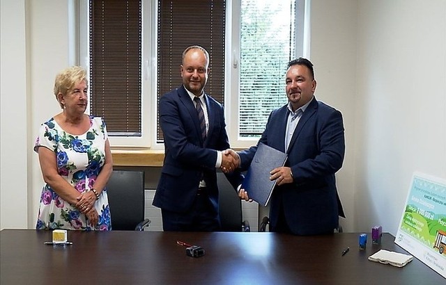 Podpisanie umowy na Punkt Selektywnej Zbiórki Odpadów w Działoszycach.