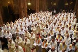 Msza krzyżma w katedrze w Poznaniu. Ponad trzystu księży odnowiło przyrzeczenia kapłańskie. Zobacz zdjęcia!