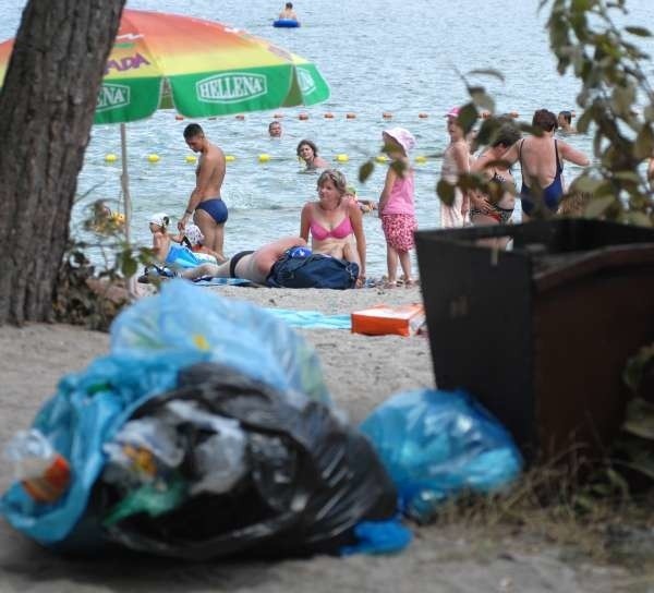 Wypoczynek na zaśmieconej plaży to żadna przyjemność.