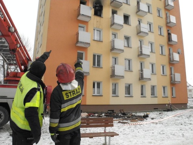 W niedzielę przed południem wybuchł pożar w mieszkaniu na trzecim piętrze w budynku mieszkalnym przy ul. Powstańców Wielkopolskich w Koszalinie.
