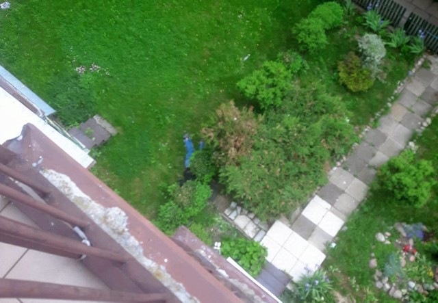 Wypadek przy ul. Radzymińskiej na Białostoczku. Mężczyzna wypadł z 5. piętra bloku