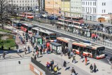 Absurd goni absurd? Kierowcy komunikacji miejskiej wskazują prawdziwy problem zatoczki autobusowej przy Forum Gdańsk. Odpowiedź Miasta