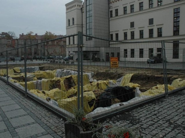 Od roku na Rynku jest dziura z resztkami sukiennic. Nie prezentuje się to jak na razie zbyt ciekawie. Czy w chwili, gdy stanie tu "szklarnia&#8221; będzie ładnej? Przekonamy się być może w przyszłym roku.