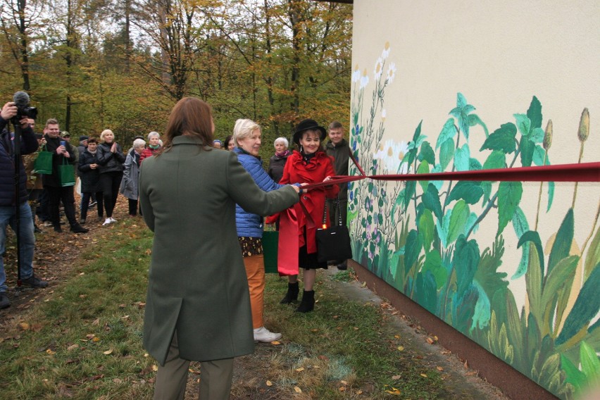 Leśniczówka Grudzie. Odsłonięto mural przy Leśnym Ogrodzie Zmysłów. Zdjęcia 15.10.2021