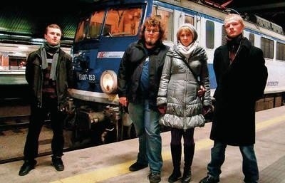 Akurat na tle lokomotywy EU07 (od prawej): Michał Bis, Kasia Bojko, Piotr Recław i Maciej Taras FOT. PIOTR SUBIK