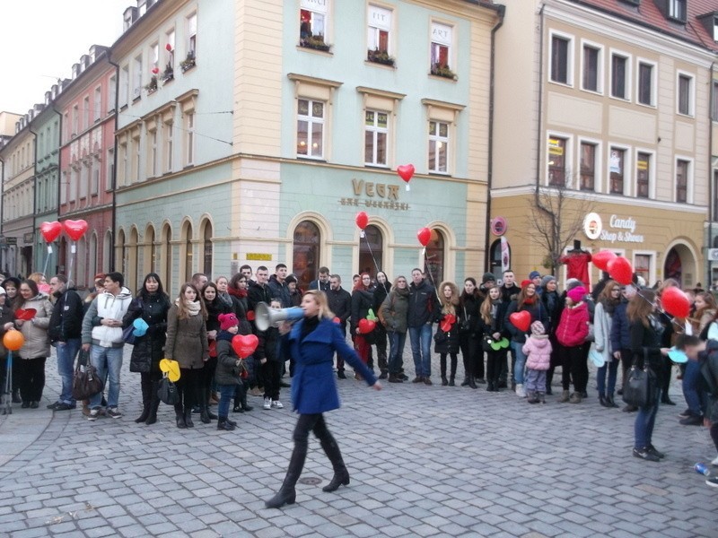 Wrocław: Ogromne serce - walentynka na Rynku (ZDJĘCIA)