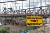 Zabytkowy most w Krośnie Odrzańskim osadzony na wzniesionych podporach. Co teraz będzie robił wykonawca?