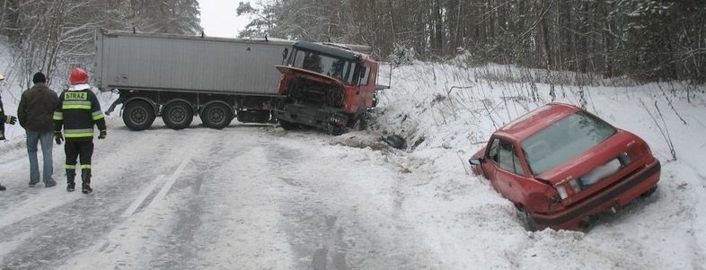 Ciężarówka stanęła w poprzek drogi