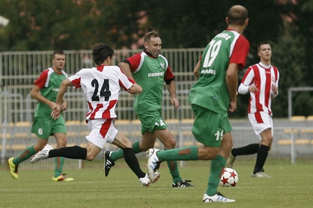 Cosmos Nowotaniec (zielone stroje) szybko rozprawił się z Piastem Tuczempy