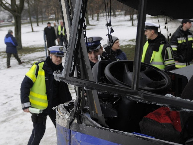 . Autobus uderzył w tył ciężarowe volvo. Sześciu pasażerów i kierowca autobusu trafili do szpitala.