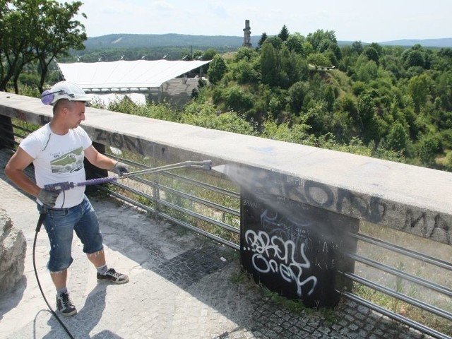 Pracownicy kieleckiej firma CleanWalls przez kilka dni, na zlecenie kieleckiego Geoparku, myjkami wysoko ciśnieniowymi zmywali brud i wulgarne napisy z betonowych blatów tarasów widokowych na Kadzielni.