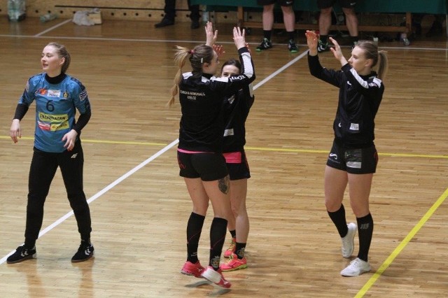 Aleksandra Orowicz (pierwsza z lewej) odchodzi z Korony Handball.