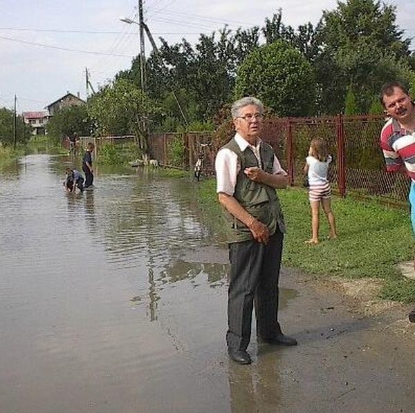 Powódź z 2004 roku. Wisłoka zalała wtedy nabrzeżne osiedle Mielca. Kilka domów było odciętych od suchego lądu.