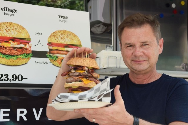 Dariusz Małek z firmy The Bandits prezentuje The Bandit Burger, czyli kanapkę ważącą 1, 3 kilograma. Okazuje się, że trafiają się osoby, które są w  stanie zjeść ją całą.