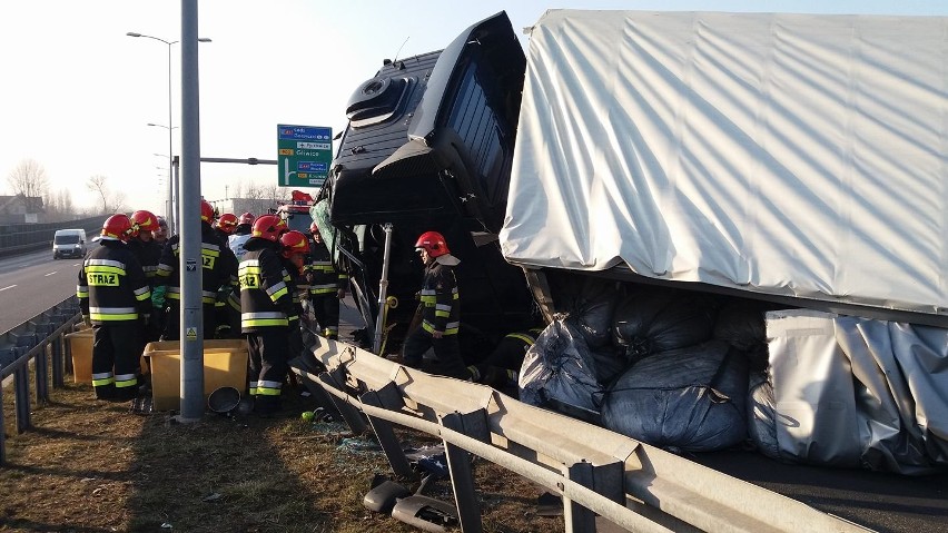 Wypadek w Zabrzu: TiR przewrócił się na DTŚ w Zabrzu