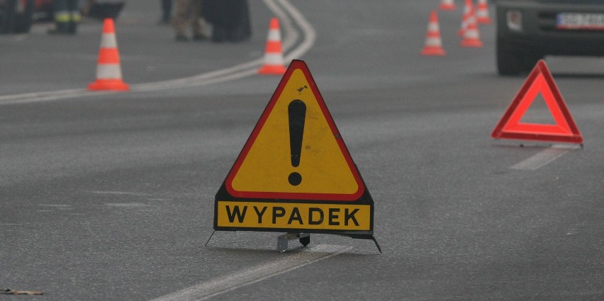 Wypadek na autostradzie A4 w Katowicach. Z auta wypadł silnik, gdy uderzyło w barierki. Kierowca ranny