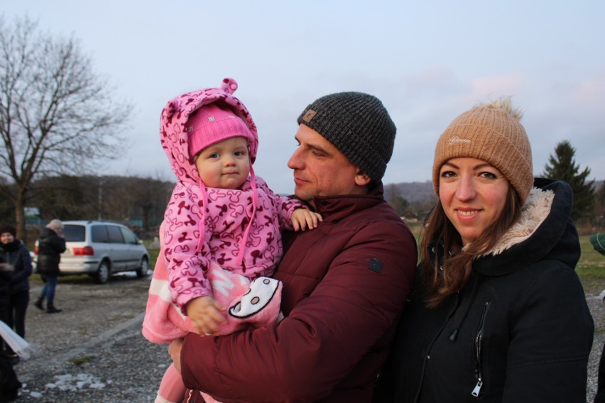 Ola Dzwonek, 14-miesięczna dziewczynka ze swoimi rodzicami...