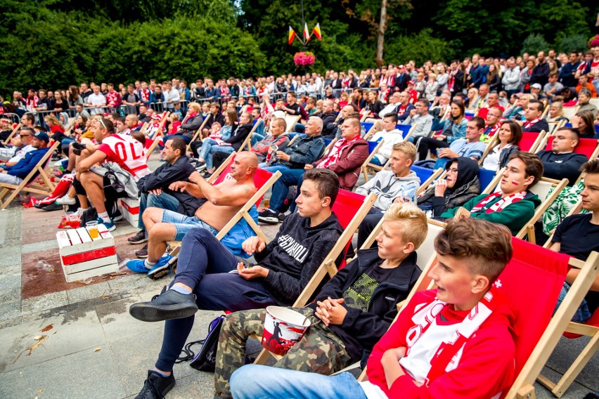 Trwa mecz Polska - Kolumbia. Białostoccy kibice zgromadzeni...