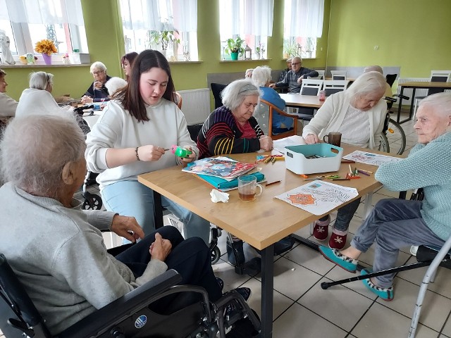 Grupa uczniów Zespołu Szkół Manager w Grudziądzu realizuje projekt Integracja Międzypokoleniowa w Domu Seniora "Ułan"