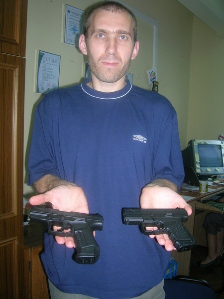 Paweł Madej, specjalista konstruktor z Fabryki Broni "Łucznik&#8221; prezentuje broń P-99 (z lewej), którą obecnie mają na wyposażeniu polscy policjanci i jego mniejszą wersję - pistolet P-99 compact.