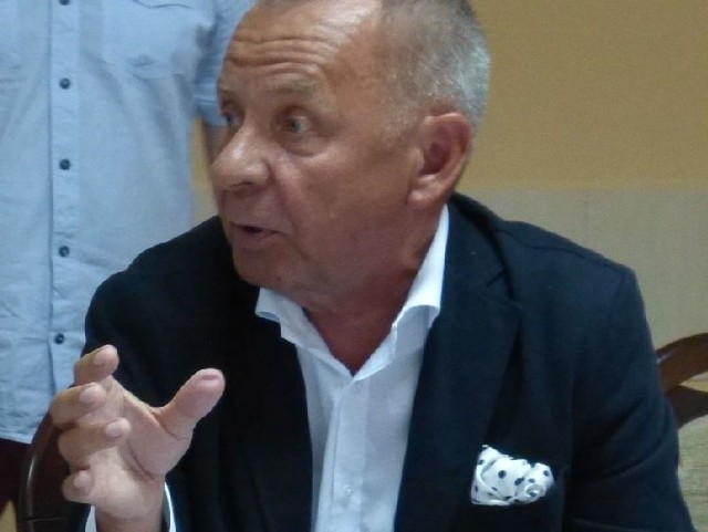 Szef komisji oświaty, radny Zdzisław Kobierski publicznie stwierdził, że prezydenci Skarżyska są nieudolni.