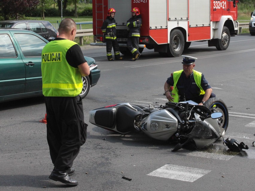 Wypadek motocyklisty. Na Obozisku Volkswagen golf uderzył w Yamahę 