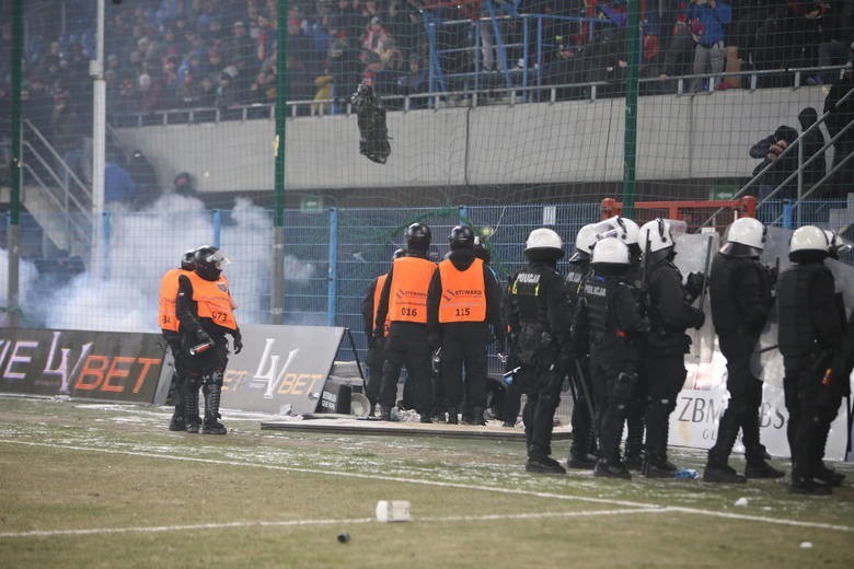 Derby Śląska przerwane, potem zakończone. Kibice Górnika...