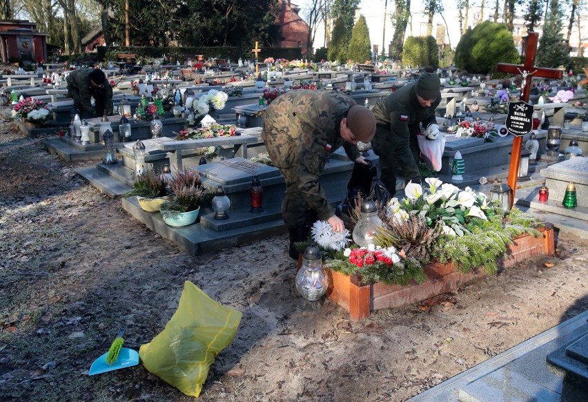 Żołnierze WOT przed 80. rocznicą utworzenia Armii Krajowej uporządkowali mogiły weteranów na Cmentarzu Centralnym w Szczecine              