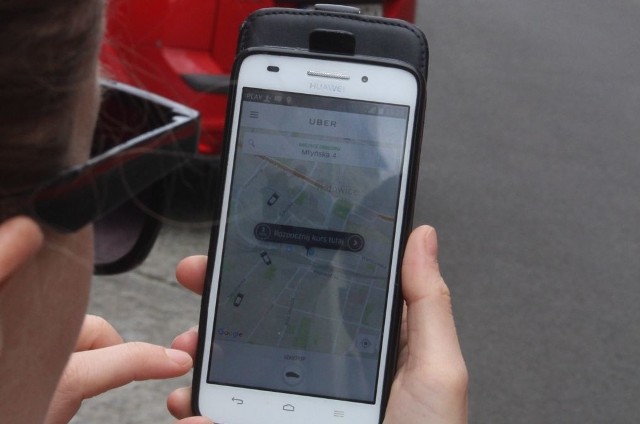 Samochody firmy Uber można zamawiać przez specjalną aplikację na smartfona