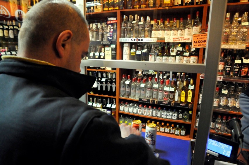 Krakowianie opowiedzieli się  za ograniczeniem godzin sprzedaży alkoholu w sklepach. Jak głosowały dzielnice?