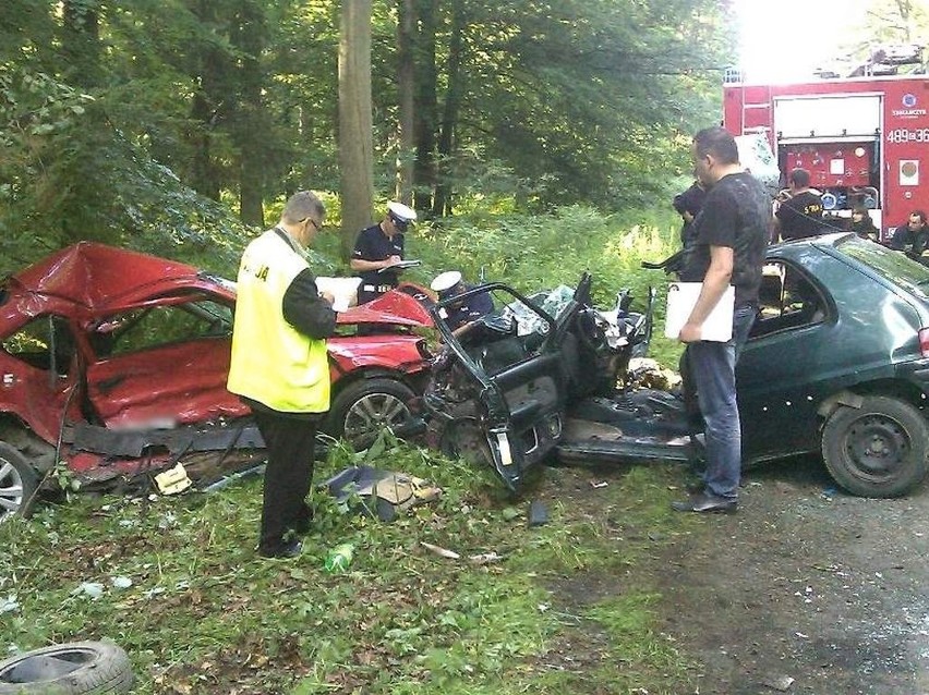 Tragedia w Miradzu pod Strzelnem. Trzy osoby nie żyją. Tyle samo trafiło do szpitala! [zdjęcia]