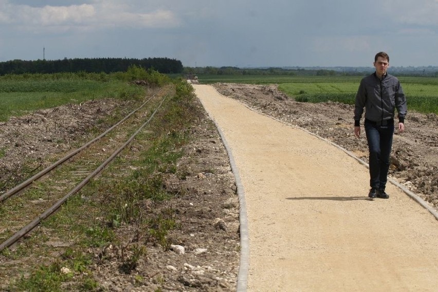 Naturalna ścieżka rowerowa, która powstaje od granic miasta...