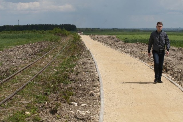 Naturalna ścieżka rowerowa, która powstaje od granic miasta do granic administracyjnych gminy Jędrzejów, została już wykonana w ponad 80 procentach.