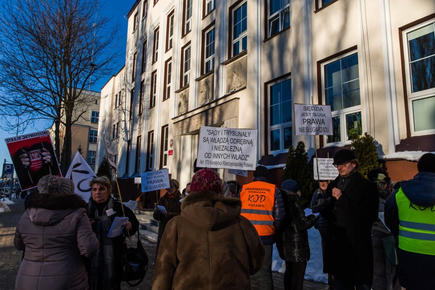 W pikiecie zorganizowanej przez podlaski KOD wzięło udział...