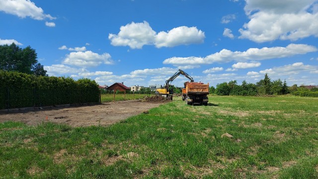 Wykonawca wszedł na plac budowy sępoleńskiego przedszkola. Rozpoczął od przygotowania terenu i prac geodezyjnych