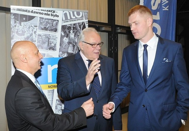 Od prawej: siatkarz Paweł Zagumny (sportowiec roku), trener Waldemar Wspaniały i szkoleniowiec kluczborskich karateków Andrzej Olech (trener roku).