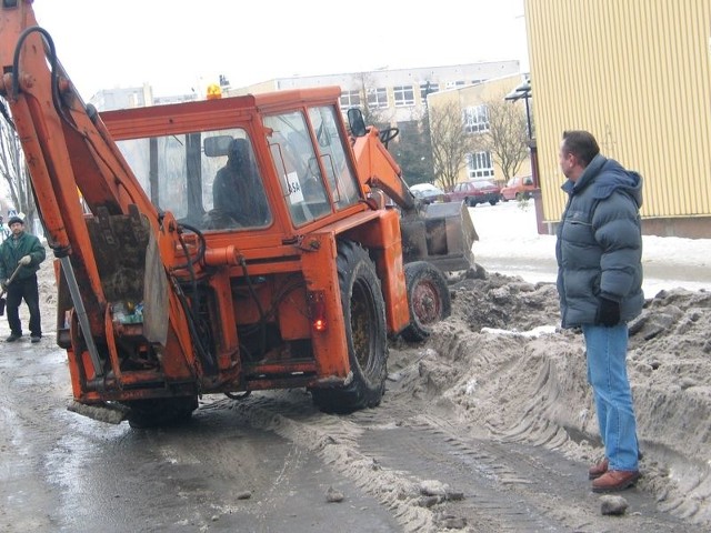Na udrożnienie i wywóz śniegu z parkingu przy ulicy Kopernika w Tarnobrzegu, służby potrzebowały  trzech godzin.  Na zdjęciu Dariusz Błoński, ze spółki A.S.A kierujący akcją odróżniania miejskich parkingów.