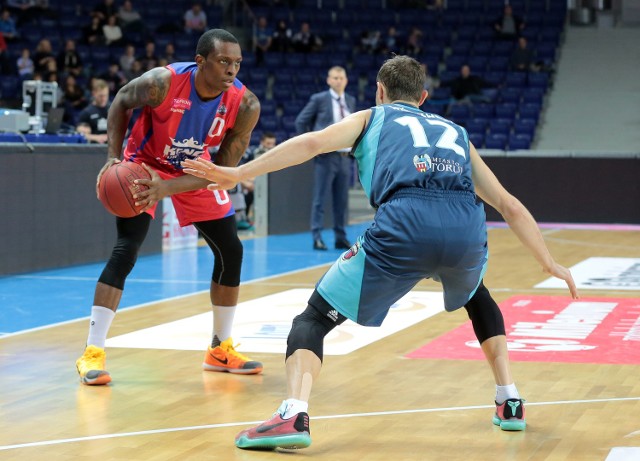 Frank Gaines (z piłką) przeciwko Rosie Radom zdobył 9 punktów.