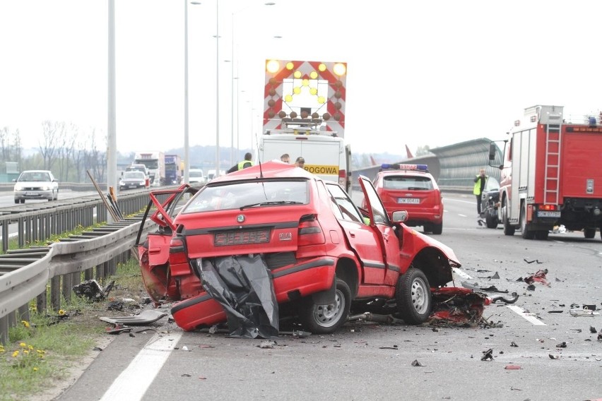 Wypadek na AOW. To on uratował życie kierowcy toyoty