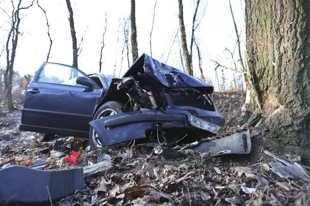 Kierujący volkswagenem passatem jechał w kierunku Przytoku. Jak wstępnie ustaliła zielonogórska drogówka, na śliskiej drodze wpadł w poślizg. Samochód przodem uderzył w drzewo. W aucie wystrzeliły poduszki powietrzne.Na miejsce przyjechała wezwana karetka pogotowia ratunkowego. – 17-letnia pasażerka volkswagena została zabrana do szpitala – mówi podinsp. Małgorzata Stanisławska, rzeczniczka zielonogórskiej policji. Uskarżała się na bóle nogi i brzucha.Kierowca volkswagena również źle się poczuł. Policjanci na miejsce wezwali drugą karetkę pogotowia ratunkowego. Policja wstępnie przyjęła winę kierowcy volkswagena, który nie dostosował prędkości do warunków panujących na drodze.Zobacz również: Magazyn Informacyjny Gazety Lubuskiej. Najważniejsze informacje tygodnia:POLECAMY RÓWNIEŻ PAŃSTWA UWADZE:Tir staranował volkswagena na „starej trójce” k. Gorzowa