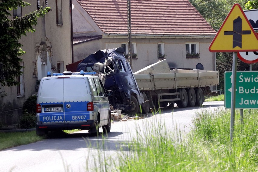 Groźny wypadek w Mściwojowie pod Jaworem, po kolizji z autem...