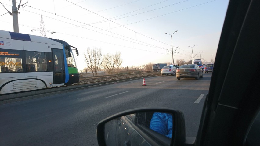 Utrudnienia na Gdańskiej w Szczecinie. Samochód wylądował na torach